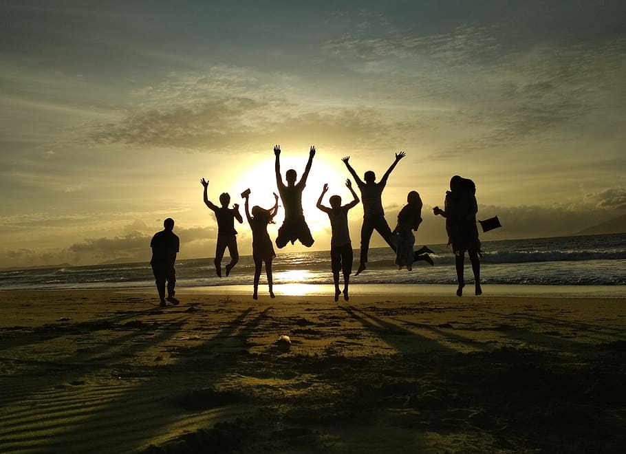 sunset-friends-people-happy-silhouette